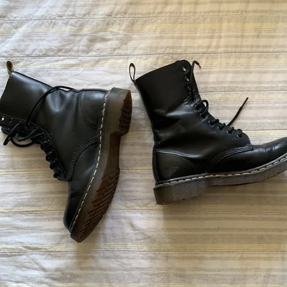 Dr Martens boots - Picture 2 of 7